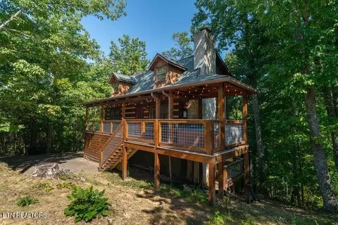 1126 E Foothills Dr, Gatlinburg, TN 37738
