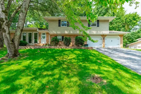 1973 Warwickshire Dr, Soddy Daisy, TN 37379