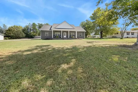 530 Fairway Dr, Lafayette, TN 37083