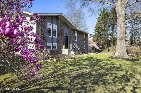 8225 Hunterhill Dr, Knoxville, TN 37923