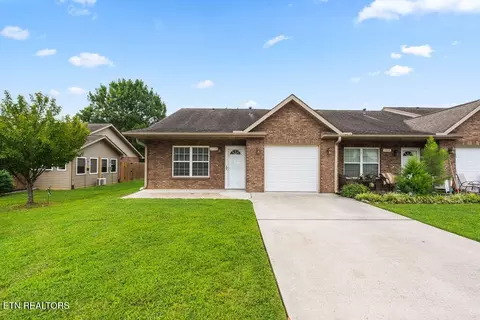 2738 Waters Place Dr, Maryville, TN 37803