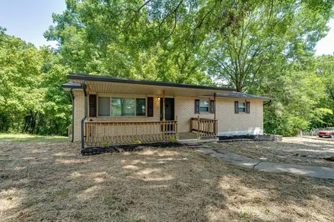 6 Canary Ln, Rossville, GA 30741