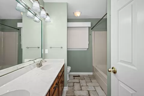 Bath - 2814 Archer Ave, Murfreesboro, TN 37129 photo 2 of 6