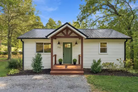 712 E Millers Cove Rd, Walland, TN 37886