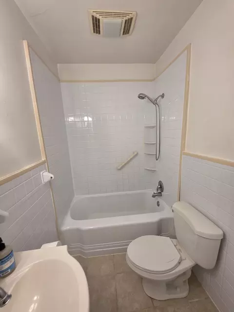 Bath - 322 E Campbell Rd, Madison, TN 37115 photo 5 of 7