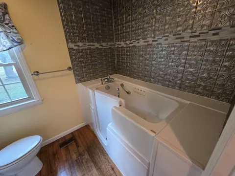 Bath - 322 E Campbell Rd, Madison, TN 37115 photo 2 of 7