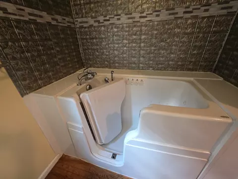 Bath - 322 E Campbell Rd, Madison, TN 37115 photo 3 of 7