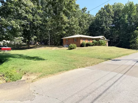 106 E James St, Collinwood, TN 38450