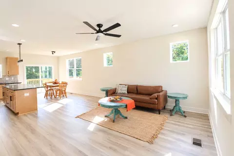 Living - 6665 Hester Rd, Springfield, TN 37172 photo 2 of 2