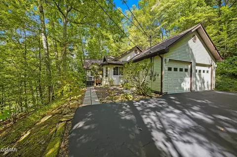 688 Ownby Dr, Gatlinburg, TN 37738