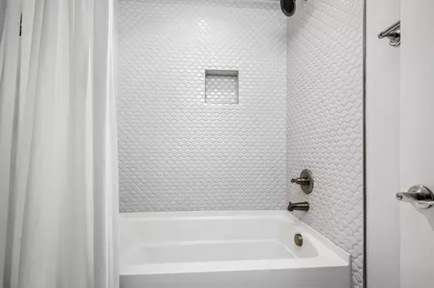 Bath - 2106 Windsor St, Murfreesboro, TN 37130 photo 7 of 8