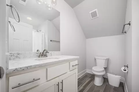 Bath - 2106 Windsor St, Murfreesboro, TN 37130 photo 5 of 8