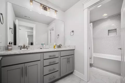 Bath - 2106 Windsor St, Murfreesboro, TN 37130 photo 6 of 8