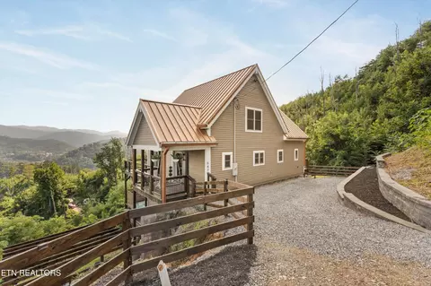 647 Kristis Pl, Gatlinburg, TN 37738