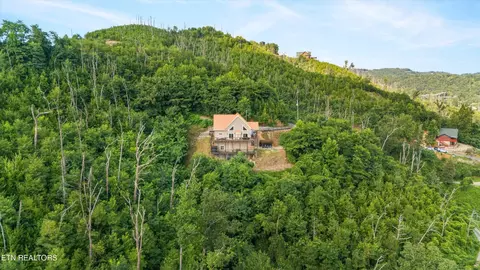 647 Kristis Pl, Gatlinburg, TN 37738