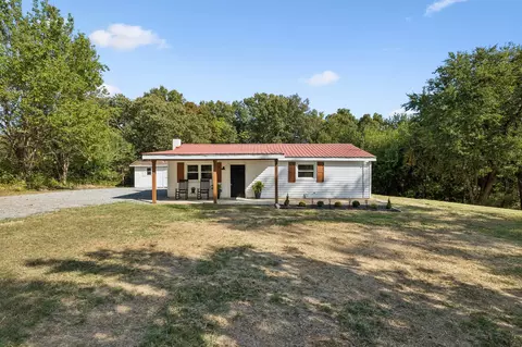Exterior - 210 Donegan Crossing Rd, Dickson, TN 37055 photo 2 of 5
