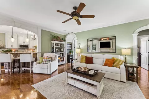 Living - 728 Furman Dr, Murfreesboro, TN 37129 photo 2 of 2