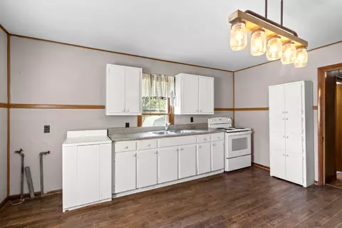 Kitchen - 2022 Highway 47 E, Dickson, TN 37055 photo 1 of 2