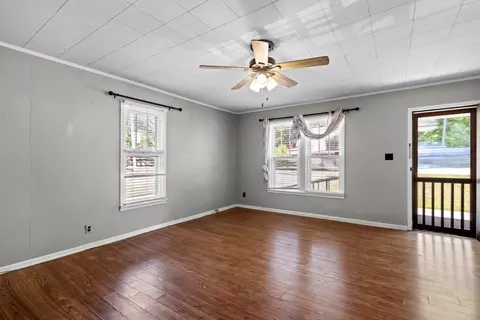 Living - 2022 Highway 47 E, Dickson, TN 37055 photo 2 of 5