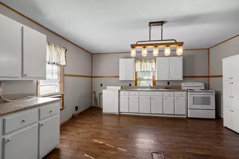 Kitchen - 2022 Highway 47 E, Dickson, TN 37055 photo 2 of 2