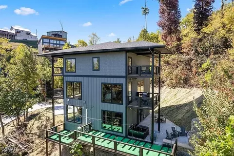 741 Chestnut Dr, Gatlinburg, TN 37738