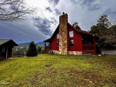 712 Nocks Dr, Gatlinburg, TN 37738