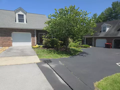 41 Cherokee Ridge Ct, Johnson City, TN 37604