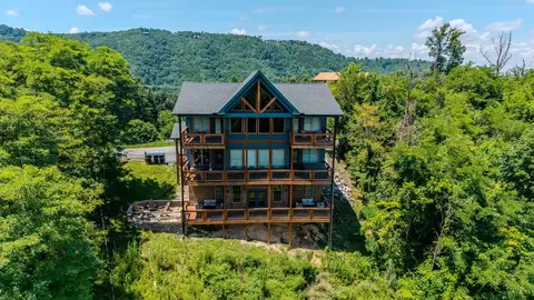 928 N Woodland Dr, Gatlinburg, TN 37738