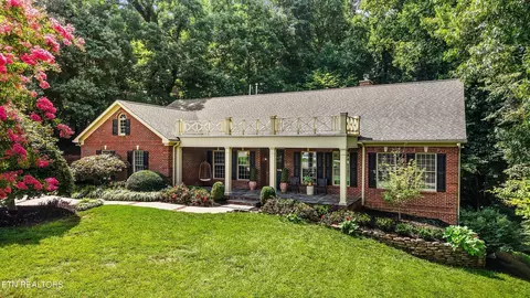 5520 Heathrow Dr, Knoxville, TN 37919