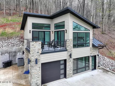 318 Carp Ln, La Follette, TN 37766