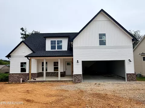 222 English Oak Ln, Lenoir City, TN 37771