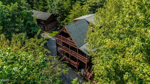 1124 Twin Oaks Rd, Gatlinburg, TN 37738