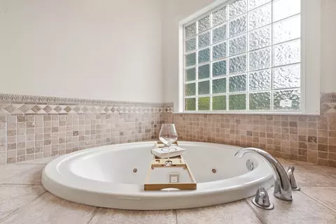 Bath - 1904 Baskinbrook Ct, Murfreesboro, TN 37130 photo 3 of 7
