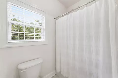 Bath - 1904 Baskinbrook Ct, Murfreesboro, TN 37130 photo 5 of 7