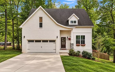 2880 Scenic Dr, Clarksville, TN 37043