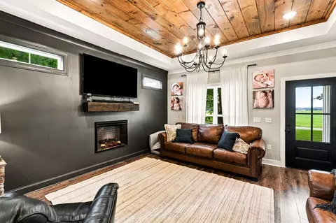 Living - 400 Carrie Ln, Loretto, TN 38469 photo 3 of 4