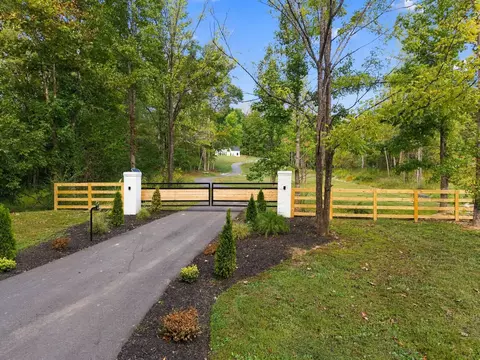 Exterior - 112 Berry Rd, Dickson, TN 37055 photo 2 of 12
