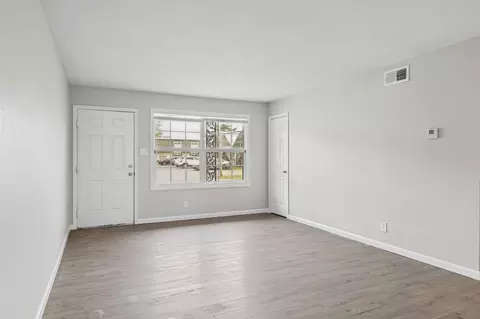 Living - 809 Old Hickory Blvd, Jackson, TN 38305 photo 1 of 8