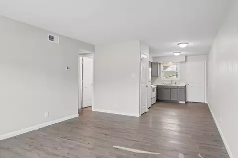 Living - 809 Old Hickory Blvd, Jackson, TN 38305 photo 3 of 8