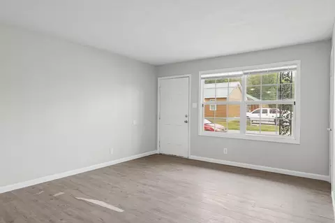 Living - 809 Old Hickory Blvd, Jackson, TN 38305 photo 2 of 8