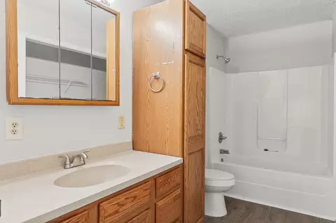 Bath - 809 Old Hickory Blvd, Jackson, TN 38305 photo 2 of 2