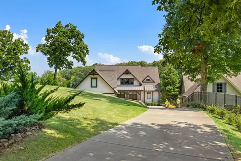 638 Pinegrove Dr, Muscle Shoals, AL 35661