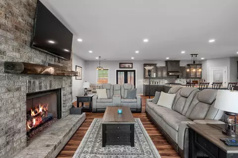 Living - 986 E Pin Hook Rd, Sparta, TN 38583 photo 1 of 2