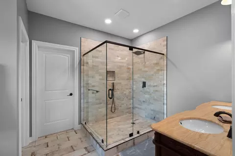 Bath - 986 E Pin Hook Rd, Sparta, TN 38583 photo 1 of 5
