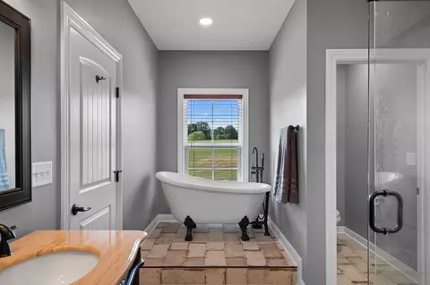 Bath - 986 E Pin Hook Rd, Sparta, TN 38583 photo 4 of 5