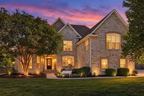 677 Starpoint Dr, Gallatin, TN 37066