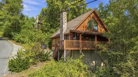 2205 Eagle Feather Dr, Sevierville, TN 37876