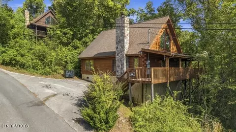 2205 Eagle Feather Dr, Sevierville, TN 37876
