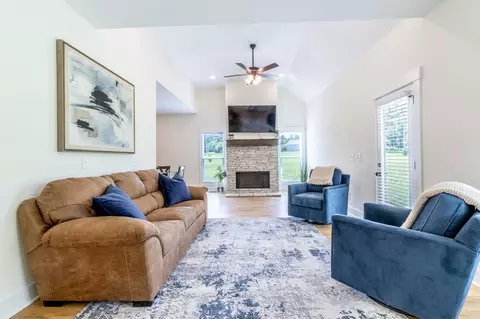 Living - 2094 Beverly Ct, Springfield, TN 37172 photo 1 of 3