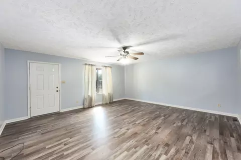Living - 23 Roxy Cv, Jackson, TN 38301 photo 2 of 4